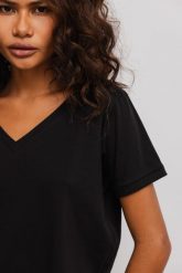 T shirt z dekoltem w kształcie V w kolorze CZARNYM - V NECK-XL. Czarne t-shirty damskie Marsala, s, bez wzorów, z bawełny, bez kołnierzyka. Za 69.90 zł.