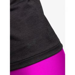Koszulka damska Under Armour Seamless Stride SS. Czarne koszulki damskie Under Armour, bez wzorów, bez kołnierzyka, bez ramiączek. Za 188.99 zł.
