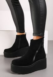 Czarne Botki na Koturnie z Platformą Ozdobione Suwakiem Irivara. Czarne botki damskie Born2be, z jeansu, eleganckie, bez obcasa, na koturnie, bez zapięcia. Za 159.99 zł.