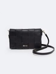 Torebka damska typu crossbody czarna oo574095 906. Czarne torebki klasyczne damskie Big Star, z materiału, bez dodatków. W wyprzedaży za 139.99 zł.