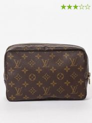Louis Vuitton Kosmetyczka w kolorze brązowym - 19 x 15 x 6 cm rozmiar: onesize. Brązowe kosmetyczki damskie Louis Vuitton, bez wzorów, z materiału. Za 2,240.99 zł.
