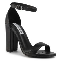 Sandały Steve Madden. Czarne sandały damskie Steve Madden, bez wzorów, bez obcasa, na słupku, bez zapięcia. Za 299.99 zł.