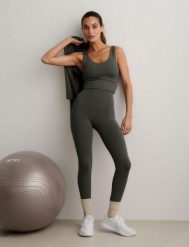 Damskie legginsy z wysokim stanem, squat proof, dla niskich Sense zielone. Zielone legginsy sportowe damskie Aim'n, m, bez wzorów, z elastanu, z podwyższonym stanem, na fitness i siłownię. Za 297.00 zł.