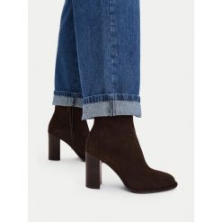 Botki GINO ROSSI. Brązowe botki damskie Gino Rossi, bez obcasa, na słupku, bez zapięcia. Za 429.99 zł.