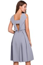 Elegancka rozkloszowana sukienka z dekoltem na plecach szara. Szare sukienki damskie Sukienki.shop, bez wzorów, biznesowe, bez ramiączek. Za 339.00 zł.