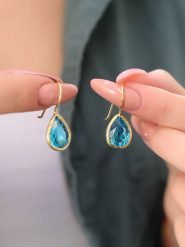 Pierres delicates Pozłacane kolczyki z tygrysim okiem rozmiar: onesize. Niebieskie kolczyki damskie Pierres delicates, pozłacane, z zapięciem typu bigiel. Za 39.99 zł.