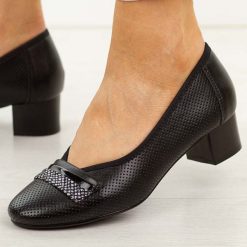 Czarne czółenka damskie na obcasie Potocki 12792. Czarne czółenka damskie POTOCKI, w ażurowe wzory, z materiału, z okrągłym noskiem, bez obcasa, na obcasie. Za 189.00 zł.