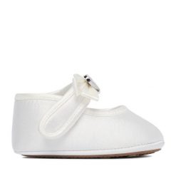 Baleriny Guess. Białe baleriny dziewczęce Guess, z aplikacjami, bez obcasa, bez zapięcia. Za 79.99 zł.