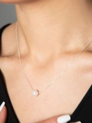 Heliophilia Srebrny naszyjnik - dł. 43 cm rozmiar: onesize. Szare naszyjniki damskie Heliophilia, z perłą, srebrne. Za 30.95 zł.