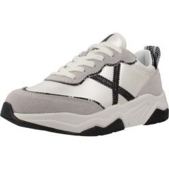 Tenisówki Munich Model Wave Kolor Biały. Białe obuwie sportowe damskie munich, bez wzorów, ze skóry, bez zapięcia. Za 493.65 zł.