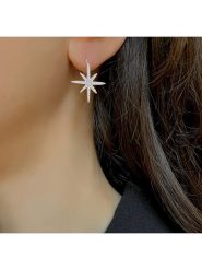 Les Favorites Srebrne kolczyki-kreole z cyrkoniami rozmiar: onesize. Szare kolczyki damskie Les Favorites, z cyrkonią, srebrne. Za 119.68 zł.