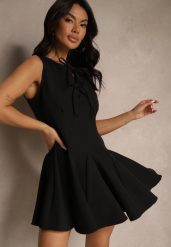 Czarna Sukienka Bez Rękawów o Rozkloszowanym Kroju Wiązana przy Dekolcie Hirkio. Czarne sukienki damskie Renee, bez wzorów, eleganckie, bez ramiączek. W wyprzedaży za 50.99 zł.