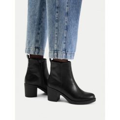 Botki JENNY. Czarne botki damskie Jenny, bez obcasa, na słupku, bez zapięcia. Za 149.99 zł.