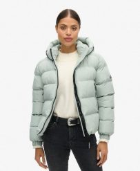Kurtka sportowa pikowana z kapturem SUPERDRY. Szare kurtki sportowe damskie Superdry, bez wzorów, z kapturem. Za 460.55 zł.