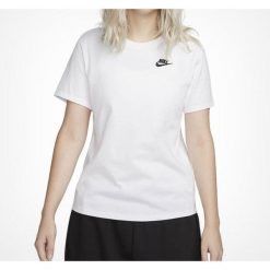 Koszulka damska Nike Sportswear Club Essentials. Białe bluzki damskie Nike, m, bez wzorów, bez kołnierzyka, bez ramiączek. Za 109.99 zł.