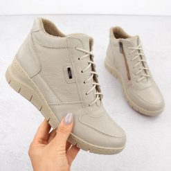 Skórzane botki damskie komfortowe na koturnie ekri Helios 543. Botki damskie Helios, ze skóry, bez obcasa, na koturnie, bez zapięcia. Za 459.99 zł.