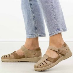 Beżowe zakryte sandały damskie Unisoft 9955. Brązowe sandały damskie Jezzi, bez wzorów, ze skóry, z okrągłym noskiem, bez obcasa, na płaskiej podeszwie, bez zapięcia. Za 149.00 zł.