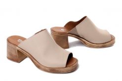 Artiker Relaks 58C3109 beżowy, klapki damskie. Brązowe klapki damskie Artiker Relaks, bez wzorów, bez obcasa, bez zapięcia. Za 229.90 zł.