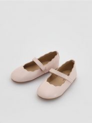 Baleriny z imitacji skóry - pastelowy róż. Czerwone baleriny dziewczęce Reserved, bez wzorów, ze skóry, bez obcasa, bez zapięcia. Za 59.99 zł.