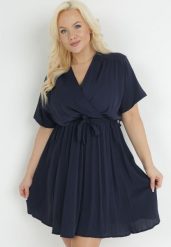 Granatowa Sukienka z Kopertowym Dekoltem Wiązanym Paskiem i Gumką w Pasie Vung. Niebieskie sukienki damskie Born2be, bez wzorów, bez ramiączek. Za 139.99 zł.