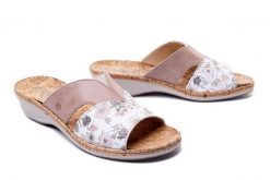 SUAVE 700045-08 beige, klapki damskie. Brązowe klapki damskie Suave, bez wzorów, ze skóry, bez obcasa, na koturnie, bez zapięcia. Za 239.92 zł.
