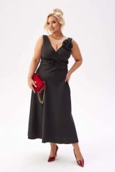 Elegancka sukienka Anna na wesele w czarnym kolorze PLUS SIZE XXL. Czarne sukienki damskie Moda Size Plus Iwanek, z aplikacjami, z elastanu, eleganckie, bez ramiączek. Za 369.90 zł.
