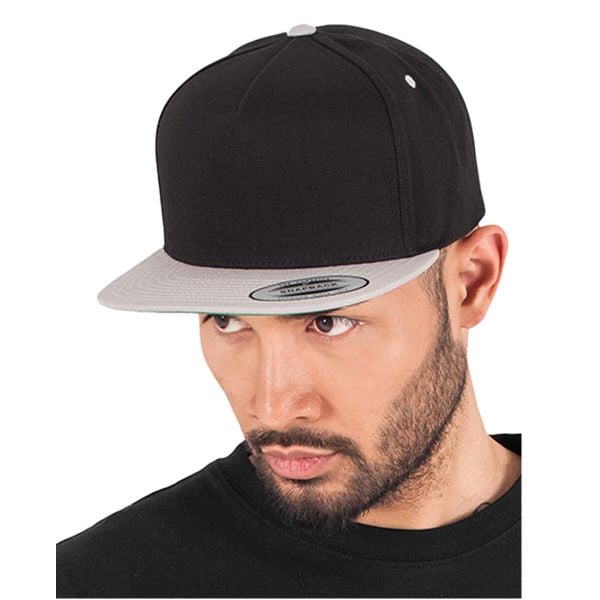 Klasyczna 5panelowa Czapka Z Daszkiem. Czarne czapki z daszkiem damskie FLEXFIT, bez wzorów, z bawełny. Za 73.99 zł.