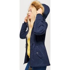 Parka z kapturem - Granatowy. Parki damskie Cropp. W wyprzedaży za 149.99 zł.