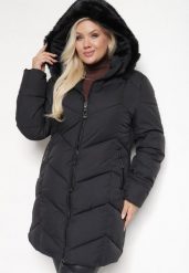 Czarna Kurtka Pikowana z Ozdobnymi Przeszyciami Ozdobiona Futerkiem Sarittia. Czarne kurtki damskie Born2be, na zimę, xl, bez wzorów, bez kaptura. Za 259.99 zł.