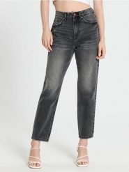 Jeansy mom - szary. Szare jeansy damskie Sinsay. W wyprzedaży za 29.99 zł.