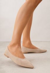 Beżowe Balerinki z Imitacji Zamszu ze Szpiczastym Noskiem Melikel. Brązowe balerinki damskie Renee, bez wzorów, z satyny, ze szpiczastym noskiem. Za 89.99 zł.