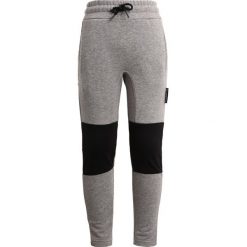 Reebok Spodnie treningowe grey. Szare spodnie dresowe chłopięce Reebok, z bawełny, długie. W wyprzedaży za 127.20 zł.