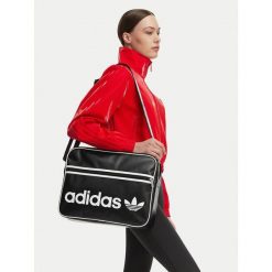 Torebka adidas. Czarne listonoszki damskie Adidas, bez wzorów, bez dodatków. Za 279.99 zł.