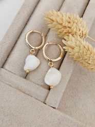 Luja Bijoux Pozłacane kolczyki-kreole z masą perłową rozmiar: onesize. Białe kolczyki damskie Luja Bijoux, z perłą, pozłacane. Za 68.45 zł.