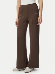 Guess Spodnie dresowe V4YB07 KCAY2 Khaki Regular Fit. Brązowe spodnie dresowe damskie Guess, xxs, z aplikacjami, z dresówki. Za 335.99 zł.