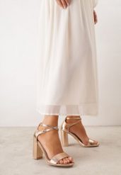 Szampańskie Sandały na Słupku VICES ze Skórzaną Wkładką i Paskami Wokół Kostki Syneilla. Żółte sandały damskie Renee, bez wzorów, z satyny, bez obcasa, na obcasie, bez zapięcia. Za 109.99 zł.