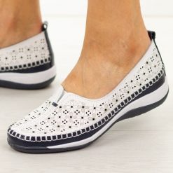 Białe ażurowe skórzane półbuty damskie Cambell 40336. Białe półbuty damskie Cambell, na lato, w ażurowe wzory, z jeansu, z okrągłym noskiem, bez obcasa, bez zapięcia. W wyprzedaży za 157.52 zł.