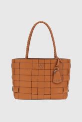 GUESS Brązowa shopperka damska Maylee. Brązowe shopper bag Guess, ze skóry ekologicznej, bez dodatków. W wyprzedaży za 559.99 zł.