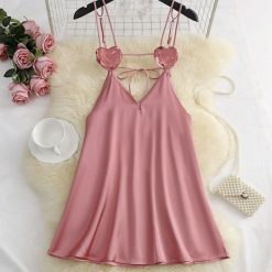 Koszulka nocna z serduszkami i regulowanymi ramiączkami Viorina. Czerwone koszulki damskie Intica, m, bez wzorów, bez kołnierzyka, bez ramiączek. Za 119.00 zł.