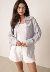 Jasnoniebieska Koszula na Lato z Luźnej Cienkiej Tkaniny z Wiskozą Phoebope. Niebieskie koszule damskie Born2be, na lato, bez wzorów, z jeansu, eleganckie, bez kołnierzyka, bez ramiączek. Za 79.99 zł.