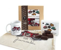 Junak — paczka (Zawartość paczki: koszulka - torba - kubek - słodycze; Rozmiar koszulki / bluzy: 3XL (damska); Kolor koszulki / bluzy: czarny; Rodzaj. Czarne koszulki damskie nikiniki, s, bez wzorów, z bawełny, bez kołnierzyka, bez ramiączek. Za 179.00 zł.
