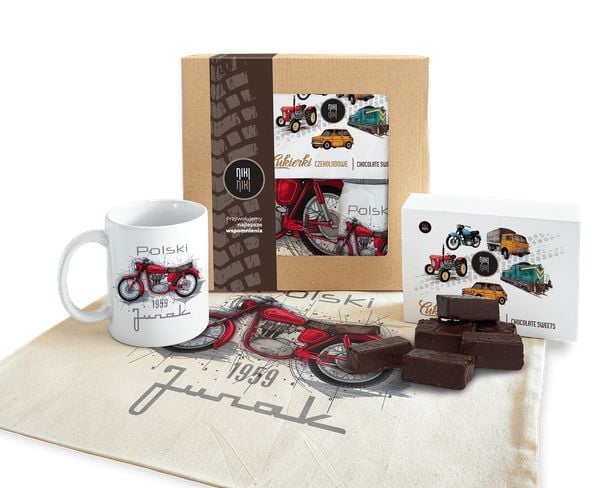 Junak — paczka (Zawartość paczki: koszulka - torba - kubek - słodycze; Rozmiar koszulki / bluzy: 3XL (damska); Kolor koszulki / bluzy: biały; Rodzaj n. Białe koszulki damskie nikiniki, s, bez wzorów, z bawełny, bez kołnierzyka, bez ramiączek. Za 179.00 zł.