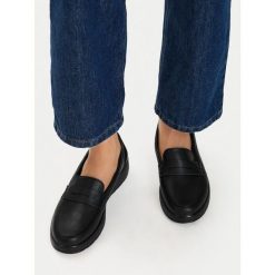 Półbuty Go Soft. Czarne półbuty damskie GO SOFT, bez wzorów, bez obcasa, na płaskiej podeszwie, bez zapięcia. Za 139.99 zł.