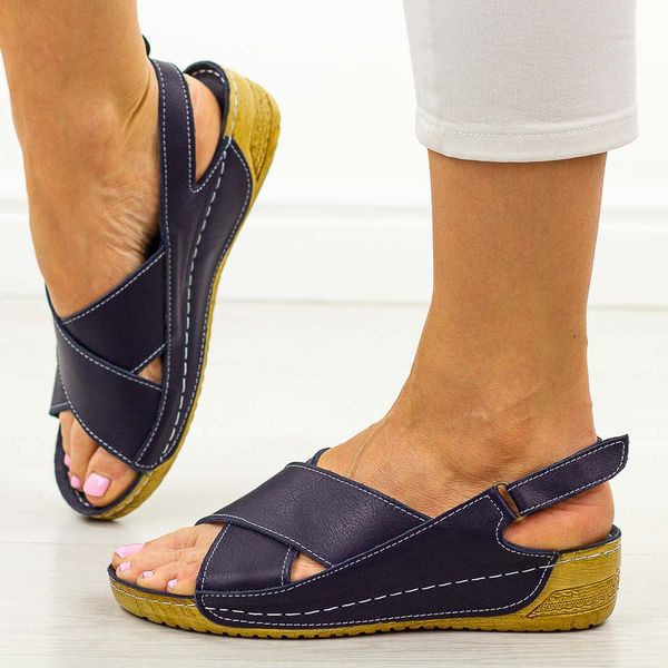 Granatowe skórzane sandały damskie T.Sokolski 311. Niebieskie sandały damskie Sokolski, bez wzorów, ze skóry, bez obcasa, na płaskiej podeszwie, bez zapięcia. Za 239.00 zł.