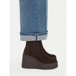 Botki Badura. Brązowe botki damskie Badura, bez obcasa, na koturnie, bez zapięcia. Za 279.99 zł.