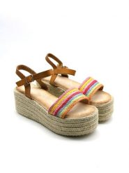 Bellucci Sandały w kolorze jasnobrązowym ze wzorem rozmiar: 36. Brązowe sandały damskie Bellucci, bez wzorów, z otwartym noskiem, bez obcasa, na koturnie, bez zapięcia. Za 100.99 zł.