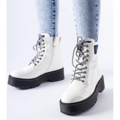 Białe workery Lee Cooper LCJ-21-47-0666LB. Białe botki damskie na jesień, z lakierowanej skóry, eleganckie, za kostkę, bez obcasa, na obcasie, bez zapięcia. Za 268.94 zł.