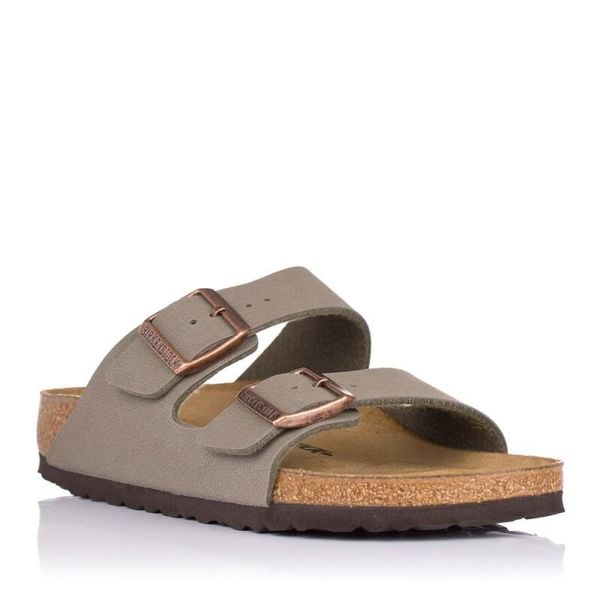 Klapki damskie Birkenstock Arizona Bfbc. Brązowe klapki damskie Birkenstock, bez wzorów, z materiału, bez obcasa, bez zapięcia. Za 379.00 zł.