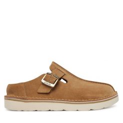 Klapki Clarks. Brązowe klapki damskie Clarks, bez wzorów, bez obcasa, bez zapięcia. Za 429.99 zł.
