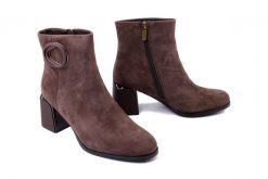 ARTIKER RELAKS 57C0017 brązwoy, botki damskie. Brązowe botki damskie Artiker Relaks, ze skóry, bez obcasa, na obcasie, bez zapięcia. Za 384.90 zł.